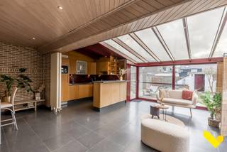 Gezellige woning in rustige, doodlopende straat!Deze charmante woning is rustig gelegen in een doodlopende straat.Via de inkomhal betreden we de...