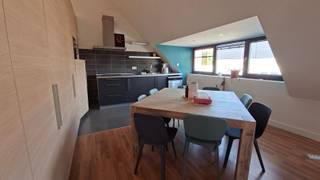 <p><span>In een klein gebouw nabij verbindingswegen bieden wij u dit gerenoveerd appartement op de twee verdieping/dakverdieping .</span></p><p><span>Dit lichtrijk appartement betreedt je via een open inkom met apart toilet en doorgang naar een grote leefruimte met doorlopend een ruime , ingerichte leefkeuken.</span></p><p><span>Er zijn 2 ruime slaapkamers waarvan één kamer aanpalend is met de keuken en gescheiden wordt met een kastenwand.</span></p><p><span>Het appartement is instapklaar en mede door het gunstig epc label B ideaal voor kopers die op zoek zijn naar betaalbaar en onmiddellijk bewoonbaar appartement.</span></p><p><span>Interesse? Boek dan snel uw afspraak en kom zeker niet TE LAET!</span></p><p><span> </span></p>