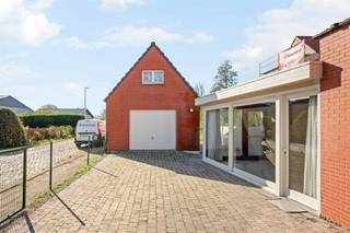 <p>BEZOEKMOMENT ZATERDAG 31/10 10U- 12U (ENKEL OP AFSPRAAK)</p><p>Droom je van een plek met ruimte, groen en een knap uitzicht? Deze ter renoveren, halfopen woning ligt super landelijk aan het gezellige dorpsplein van Sint-Anna, met direct zicht op de velden. Een verrassend ruim perceel van 1096 m² geeft je alle vrijheid om er je eigen thuis van te maken.</p><p>Gelijkvloers vind je een leefruimte met keuken, een veranda en een kleine badkamer. Op de eerste verdieping zijn er 2 à 3 slaapkamers, ruim genoeg om de indeling naar eigen smaak aan te passen. De woning is toe aan renovatie, een mooie kans om volledig je eigen stijl toe te voegen.</p><p>Buiten zit je meteen midden in de natuur. Voor wandelaars is dit een droomlocatie: stap de deur uit en geniet van de rust en de weidse velden.</p><p>✅ Halfopen woning met veel potentieel<br />✅ Ruim perceel van 1096 m²<br />✅ Aparte, zeer ruime garage<br />✅ Super landelijke ligging, uitzicht op velden<br />✅ Aan het gezellige dorpsplein van Sint-Anna<br />✅ Ideaal voor wandelaars<br />✅ Leefruimte met keuken, veranda en badkamer<br />✅ 2 à 3 slaapkamers op de eerste verdieping</p><p>Een kans om jouw droomwoning te creëren op een unieke locatie, plan snel een bezoek!</p><p>BOEK NU ZELF JOUW AFSPRAAK OP ONZE WEBSITE!</p><p>📩 gilles@woonvast.be — 📞 0491 94 95 38 — 🌐 www.woonvast.be</p>