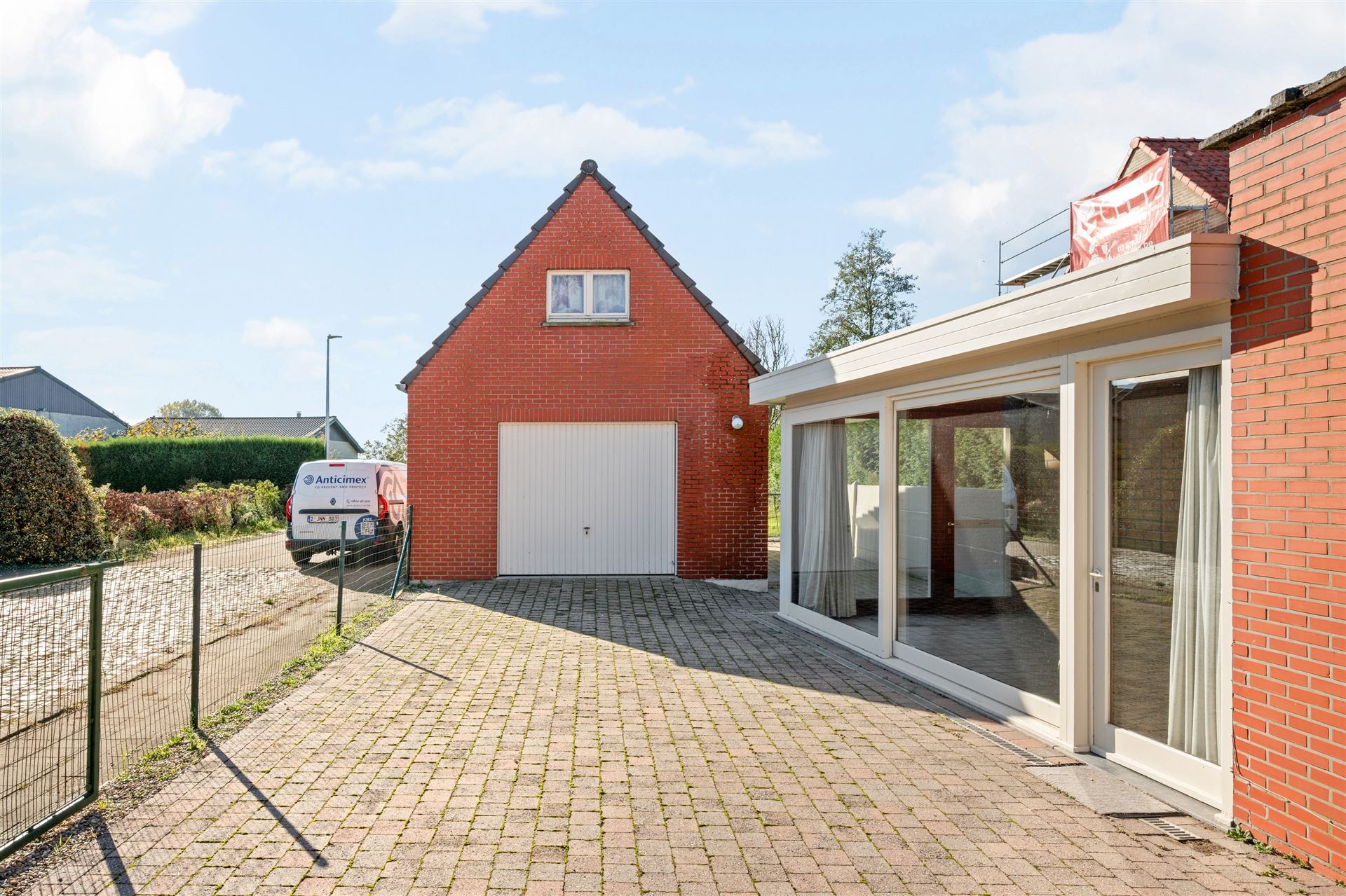 Halfopen woning met veel potentieel op ruim perceel! - foto 2