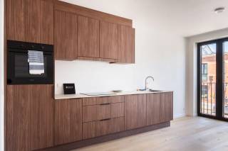 Bienvenue dans ce studio moderne et prêt à emménager, situé dans le quartier prisé de Mariaburg à Ekeren. Avec une surface habitable d'environ 67 m², ce logement offre un espace de vie lumineux avec cuisine ouverte ainsi qu’un coin nuit intégré, idéal pour un mode de vie confortable et fonctionnel.<br /><br />La terrasse agréable constitue un véritable atout et représente l’endroit parfait pour profiter du calme en plein air. De plus, le studio dispose d’une place de parking privative, pouvant être acquise en option pour 27 500 €.<br /><br />L’emplacement avantageux allie un cadre de vie paisible à une excellente accessibilité. Commerces, transports en commun et espaces verts se trouvent à courte distance, vous permettant de bénéficier au quotidien de tout le confort et des services à proximité.<br /><br />L’achat se fait sous le régime de la TVA à 21%.<br /><br />Intéressé(e) ? Contactez LISTED pour une visite sur place au +32 3 283 51 51.