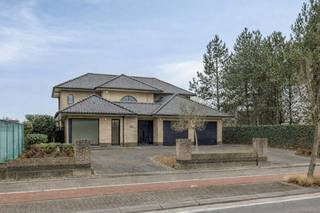 Are you looking for an exclusive property in the heart of Zwijndrecht? This property combines an impressive living volume with functional extras...