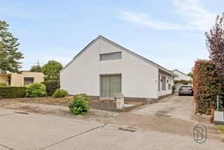 <p><strong>Villa de plain-pied idéalement située avec jardin aménagé et garage.</strong><br />Disposition : Le rez-de-chaussée se compose d’un hall d’entrée avec vestiaire et toilette séparée, bureau, beau séjour en deux parties avec feu au gaz et armoires encastrées, cuisine équipée avec coin petit-déjeuner supplémentaire, espace repas / salon avec cheminée donnant sur le jardin, débarras, buanderie et garage.<br />Le hall de nuit mène aux 4 chambres, à une deuxième toilette séparée et à la salle de bains (double lavabo, baignoire et douche – finitions en marbre).</p>
<p>Étage : Le grenier est accessible par un escalier fixe et est partiellement aménagé en 5e chambre / espace polyvalent et espace de rangement.</p>
<p>Extérieur : joli jardin aménagé et clôturé.</p>
<p><strong>Atouts :</strong> 14 panneaux solaires, parfaitement entretenue, très bonne situation, finitions avec de beaux matériaux de qualité.</p>
<p>Plus d’infos ou une visite : charlotte@immobeguin.be</p>