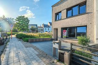 Ontdek deze mooi gerenoveerde halfopen bebouwing te koop langs de Pycke de ten Aerdelaan 35 te Mariakerke (Oostende). Hier geniet u van comfort en rust nabij alle voorzieningen, scholen en openbaar vervoer. De woning werd recent gerenoveerd (2025), is volledig instapklaar en beschikt over een nieuw geïsoleerd plat dak. <br /><br />Indeling:<br />* Gelijkvloers<br />- inkomhal <br />- ruime en lichtrijke leefruimte<br />- keuken voorzien van een vaatwasmachine, koelkast met vriesvakje, microgolf, keramische kookplaat en een spoeltafel<br />- badkamer voorzien van een ligbad met douchescherm, badkamermeubel met lavabo en toilet<br />- aparte berging met aansluiting voor een wasmachine <br />- stadskoer (14m²)<br />- buitenberging<br /><br />* 1ste verdieping<br />- slaapkamer 1 (12m²)<br />- slaapkamer 2 (25m²) voorzien van elektrische rolluiken<br /><br />De woning is actueel verhuurd aan € 850/maand, maar kan vrij zijn bij de akte.<br /><br />Troeven:<br />- rustige ligging in een kindvriendelijke buurt<br />- laag kadastraal inkomen<br />- recent gerenoveerd (2025) <br />- twee volwaardige slaapkamers<br />- gezellige stadskoer en zonnige voortuin<br /><br />Bent u op zoek naar een instapklare woning te koop in een rustige, kindvriendelijke buurt te Mariakerke, Oostende? Contacteer ons snel voor een bezoek ter plaatse!<br /><br />Bestuursmaatregelen in het maatregelenregister: nee<br /><br />Deze AI-visualisaties zijn bedoeld als inspiratie. Er werd geen rekening gehouden met technische specificaties, stedenbouwkundige voorschriften of de concrete mogelijkheden tot realisatie.