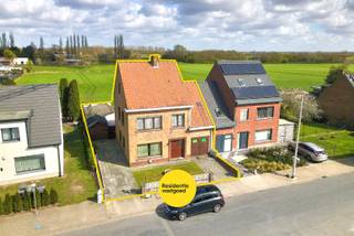 Op zoek naar een woning die u volledig naar eigen smaak kan omvormen? Deze halfopen bebouwing biedt een mooie kans.De woning is gelegen op een...