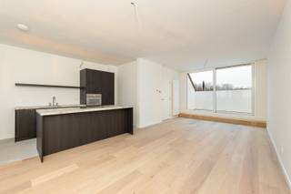 <p><span><span>Vivre avec du charme, de la classe et une touche de grandeur</span></span></p><p><span><span>Un bâtiment qui ne se contente pas d'être vu, mais qui a un air d'architecture. Ici, la façade respire l'art nouveau, on entre dans un hall authentique, on a de hauts plafonds. Une maison avec une histoire et une histoire, et ce dans un cadre moderne.</span></span></p><p><span><span>Bienvenue dans le quartier bien-aimé de Markgrave, un quartier vivant de standing où joyaux architecturaux, vie citadine et tranquillité vont de pair. Les parcs sont au coin de la rue, le restaurant le plus branché de 2025, Cobrahouse, est votre nouveau point de chute et l'une des meilleures boulangeries d'Anvers, Domestic, est accessible à pied. Tout cela, combiné à une excellente accessibilité, est un mariage parfait.</span></span></p><p><span><span>Pourquoi vous voudrez vivre ici</span></span></p><ul><li><span><span>Architecture élégante et bâtiment entièrement rénové (conçu par Jules Dries en 1910)</span></span></li><li><span><span>Beaucoup de lumière et de belles hauteurs de plafond</span></span></li><li><span><span>Terrasse et balcon donnant sur le parc</span></span></li><li><span><span>Deux chambres de taille normale avec une agréable sensation d'espace</span></span></li><li><span><span>Situation centrale</span></span></li><li><span><span>Prêt à emménager</span></span></li></ul><p><span><span>Au premier étage de l'immeuble se trouve l'appartement de deux chambres à coucher. Un bel espace de vie avec accès au balcon donnant sur la rue. La salle à manger est une extension de l'espace de vie et peut être séparée par une double porte. Une cuisine ouverte, équipée de tous les appareils électroménagers (Miele - Samsung), avec accès à la terrasse arrière donnant sur la verdure. Dans le huitième hall, il y a des toilettes pour les invités et une pièce de rangement avec un branchement pour la machine à laver et le sèche-linge.</span></span></p><p><span><span>La chambre principale dispose d'un dressing et d'une salle de bains à l'arrière. La<sup>2ème</sup> pièce se trouve à l'avant de l'appartement et est parfaite comme pièce de loisir, chambre d'amis ou bureau.</span></span></p><p><span><span>Intéressé(e) ? N'attendez pas trop longtemps et prenez rendez-vous à </span></span><span><span>www.sinjoor.be</span></span><span><span> ou au 03 283 05 00.</span></span></p>