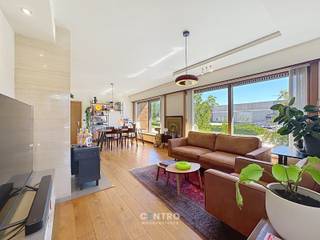 Zeer karaktervolle woning met 3 RUIME slpks, 3 garages, PRAKTIJKruimte en leuke tuin te Roeselare!<br /><br /><strong>INDELING:<br /><u><em>Gelijkvloers:</em></u></strong><br />Ruime inkomhal - LICHTRIJKE living (met houtkachel) - volledig ingerichte leefkeuken (O.a. met keramisch fornuis, dampkap, heteluchtoven, frigo en vaatwasmachine) - NIEUWE badkamer (O.a. met lavabomeubel, hangtoilet en inloopdouche) - 3 RUIME slaapkamers - afzonderlijk gastentoilet - PRAKTIJKruimte/4de slaapkamer - dubbele garage (2 wagens achter mekaar) - RUIME garage met hoge automatische sectionale poort - 2 parkeerplaatsen voor de poort - volledig omheinde tuin met overdekt terras, leuk zonneterras en tuinhuis.<br /><br />Volledig onderkelderd (Zeer veel opbergruimte).<br /><br /><u><strong>Opmerkingen:</strong></u><br />- ENERGIEZUINIGE woning: Epc = 204 kWh/m2!<br />- Dak vernieuwd in 2017 (EPDM).<br />- Dakisolatie aanwezig.<br />- Regenwaterput aanwezig.<br />- Drijfkracht aanwezig (3x 400V)!<br />- Ruime BEWOONBARE oppervlakte: 314m2!<br /><br />Zeer LEUKE woning, vlakbij winkels, het openbaar vervoer en autosnelweg en op wandelafstand van natuurreservaat met bijhorend speelplein. Aarzel zeker niet om ons te contacteren voor een bezoek ter plaatse: 051/817.817 - info@centro.be. Voor de SNELLE BESLISSERS!