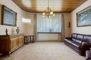 Deze charmante rijwoning is gelegen in de 'Unitaswijk' vlakbij het Boekenberg Park en bestaat uit: voortuin (met toegang tot de kelder), inkom, living, keuken met apart toilet en toegang tot de mooie tuin. Op de eerste verdieping zijn er 2 grote slaapkamers, 1 klein slaapkamer en een ingerichte badkamer.<br />Onderaards is er een zeer handige en droge kelder voorzien welke toegang heeft vanuit de tuin en de voortuin.
