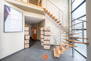 Op een toplocatie in het centrum, op een hoek met uitstekende visibiliteit, bevindt zich dit representatieve kantoorgebouw (bouwjaar 2004) met...