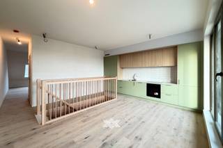 Dit gloednieuwe en bijzonder ruime duplexappartement van 141,90 m² combineert comfort, licht en hedendaagse technieken. Via de inkomhal...