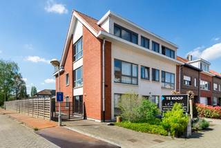 Zeer gunstig gelegen en volledig instapklaar gelijkvloersappartement bestaande uit: -1: droge KELDER; GLVL: inkomhall met ingemaakte...