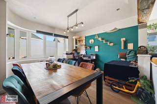 Deze charmante open bebouwing aan de Michel Janssensstraat 19 in het hart van Scherpenheuvel biedt een unieke kans voor wie op zoek is naar een instapklare woning met karakter.<br />De woning is uitstekend gelegen nabij het gezellige centrum, waardoor alle voorzieningen vlot bereikbaar zijn. Op een perceel van 582 m² geniet je van een fijne tuin, een handige garage en een oprit met plaats voor maar liefst drie wagens.<br /><br />In 2020 onderging de woning een laatste renovatie, waardoor ze vandaag in een quasi instapklare staat verkeert. Ook op vlak van energiezuinigheid scoort de woning goed met een EPC-label D, wat betekent dat er geen onmiddellijke renovatieverplichting rust op het pand.<br />Een grote troef zijn de 12 zonnepanelen met een totaalvermogen van 3900 Wp, die zorgen voor een aanzienlijke besparing op je energiefactuur. Bovendien is de elektrische installatie volledig conform. <br /><br /><br /><strong><u>INDELING:</u></strong><br /><strong>Gelijkvloers:</strong> inkomhal, leefruimte, keuken, badkamer, toilet, eetkamer, slaapkamer 1<br /><strong>1ste verdieping: </strong>2<strong> </strong>slaapkamers<br /><strong>Tuin</strong>: met garage<br /><strong>Kelder:</strong> cv-ruimte, aansluiting wasmachine en droogkast<br /><br />Ervaar zelf de vele voordelen van deze woning tijdens een persoonlijke rondleiding.<br /><br />Maak vandaag nog je afspraak.<br />Mail naar info@immopersyn.be of bel 013 444 008.