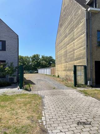 Perceel bouwgrond, ideaal voor een woning of appartementsgebouw.Voorzien van 8 achterliggende, reeds bestaande garages.Achterzijde van het perceel...