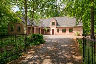 Ruime, energiezuinige villa (EPC B) met 4 slaapkamers, 4 badkamers, ruime leefruimte en grote garage op een mooi perceel (2.001 m²) in Dennendael!We...