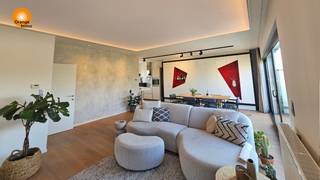 Dit appartement bestaat uit een ruime lichtrijke woonkamer, die overgaat in een open keuken met berging. De leefruimte is ingedeeld in een...