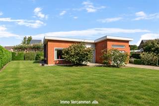<p><span>Verzorgde gezinswoning op een absolute A-locatie in Rijmenam, gelegen in een rustige en residentiële straat op wandelafstand van het landelijke dorpscentrum met scholen, winkels en openbaar vervoer.</span></p><p><span> </span></p><p><span>Deze charmante laagbouwvilla werd gebouwd in 1967, steeds met de grootste zorg onderhouden en biedt heel wat potentieel voor wie op zoek is naar comfortabel wonen op een uitstekende locatie.</span></p><p><span>De woning beschikt over een praktische en functionele indeling. Via de inkomhal bereiken we de lichtrijke woonkamer met aansluitend de keuken. Verder bevinden zich op het gelijkvloers twee ruime slaapkamers, een bureau en een badkamer, waardoor de woning bijzonder vlot toegankelijk is.</span></p><p><span> </span></p><p><span>Ook aan parkeergelegenheid is geen gebrek dankzij de ruime oprit en inpandige garage. Buiten vormt de verzorgde en aangelegde tuin een aangename plek om in alle rust en privacy te genieten.</span></p><p><span>Doorheen de jaren werden bovendien verschillende vernieuwingswerken uitgevoerd, waaronder de vernieuwing van het dak en de verwarmingsketel.</span></p><p><span>De uitstekende ligging vormt zonder twijfel een van de grootste troeven: rustig en residentieel wonen, op een boogscheut van het gezellige dorpscentrum van Rijmenam en met scholen, winkels en openbaar vervoer binnen handbereik.</span></p><p><span> </span></p><p><span>Kom de troeven en het potentieel van deze woning zelf ontdekken tijdens een bezoek. Maak vandaag nog een afspraak via 015/755 444 of <span>info@immovercammen.be</span></span><span>.</span></p><p><span> </span></p>