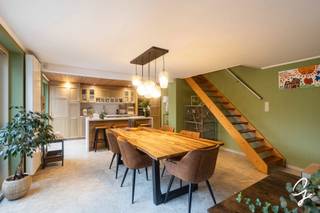 Op zoek naar een fijne gezinswoning met verrassend veel ruimte, zowel binnen als buiten? Dan is deze woning in Lede (Wanzele) zeker het ontdekken waard!<br />Via de inkomhal met gastentoilet kom je binnen in de ruime en gezellige leefruimte. Aansluitend bevindt zich de totaal vernieuwde keuken, die zorgt voor een frisse en hedendaagse uitstraling. Verder is er een ruime wasplaats/berging, ideaal voor extra opbergruimte en praktisch dagelijks gebruik.<br />Op de bovenverdieping bevinden zich maar liefst vier slaapkamers en een bureel/berging, waardoor er voldoende plaats is voor het hele gezin, een bureau of hobbykamer. De volledig vernieuwde badkamer is voorzien van een comfortabele inloopdouche en toilet.<br />Ook buiten heeft deze woning heel wat te bieden. Het grote terras vormt de ideale plek om gezellig te tafelen of te genieten van zonnige dagen, terwijl de leuke tuin voldoende ruimte biedt om te ontspannen en te genieten van het buitenleven.<br />Parkeren kan gemakkelijk onder de ruime carport met plaats voor twee wagens.<br />Een verzorgde en ruime gezinswoning met een vernieuwde keuken en badkamer, vier slaapkamers én een fijne buitenruimte. Een woning waar je je snel thuis voelt!<br />Graag een bezoek bel Els op 0472/61.58.67 of mail naar els@cornelis-goeman.be