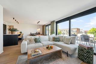 Te koop: charmant, mooi afgewerkt appartement met zuidgericht terras in centrum Waregem. In het centrum van Waregem bevindt zich dit recent appartement (2021). INDELING: inkom en toilet, lichtrijke ruime leefruimte met open geïnstalleerde keuken met eiland, uitgevend op een ruim zuidgericht terras (genietend van zicht op groen), nachthal, badkamer, extra toilet, berging, en 2 volwaarde slaapkamers. Gelegen pal in het hart van de stad. Wat maakt dit pand uniek?De leefruimte geniet van een overvloed aan natuurlijk licht en vormt samen met de open keuken een aangename en open woonomgeving. Grote schuiframen (met elektrische zonnewering) zorgen voor een vlotte overgang naar het ruime, zuidgerichte terras van ca. 38 m². Het appartement beschikt over twee volwaardige slaapkamers, een moderne badkamer met inloopdouche, twee toiletten en praktische berging. Met een EPC-label A geniet je bovendien van een energiezuinig en toekomstgericht wooncomfort.Er is de mogelijkheid om een garagebox met elektrische poort bij aan te kopen.Voor wie is dit ideaal?Ideaal voor mensen of investeerders die op zoek zijn naar een modern en energiezuinig appartement met een ruim terras, op een toplocatie in Waregem.Te koop via Immo Beguin, jouw vastgoedexpert sinds 2009, met kantoren in Ronse, Waregem, Kortrijk, Deinze, Doornik en Lessines.Meer info of bezoek via charlotte@immobeguin.be