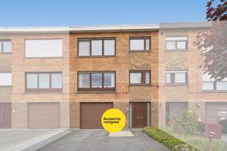 Kijkdag op zaterdag 13/06 - op afspraak!<br />In het hart van Oostkamp, op wandelafstand van het prachtige Nieuwenhovebos en het centrum, vindt u deze verzorgde bel-étagewoning met een bewoonbare oppervlakte van 158 m². Hier geniet u van een rustige, groene omgeving met alle voorzieningen vlakbij.<br />De woning werd steeds uitstekend onderhouden en combineert comfort met energiezuinigheid dankzij 16 zonnepanelen, geïsoleerde spouwmuren, PVC-ramen met hoogrendementsglas en elektrische rolluiken. Met EPC-label D is er bovendien géén renovatieverplichting. <br />Op het gelijkvloers bevinden zich een ruime inkomhal, wasplaats en een garage van bijna 30 m² met elektrische poort en directe toegang tot de tuin. De eerste verdieping omvat een zonovergoten leefruimte met eetplaats en een moderne halfopen keuken uitgerust met Siemens-toestellen en een natuurstenen werkblad. De gezellige houtkachel zorgt voor extra sfeer in de leefruimte. De tweede verdieping biedt plaats aan drie volwaardige slaapkamers en een badkamer. Buiten geniet u van een volledig omheinde tuin met overdekte berging en een brede oprit voor drie wagens. Een instapklare, energiezuinige en warme gezinswoning op een uitstekende locatie, met vlotte verbinding naar Brugge, Gent, Kortrijk en de kust.<br />De vermelde prijs is een richtprijs. Elk bod hoger of lager dan de vermelde prijs wordt overgemaakt aan de eigenaar die zich het recht voorbehoudt om dit al dan niet te aanvaarden. (Vg, Wg, Gmo, Gvkr, Vv) Ref. BR00384