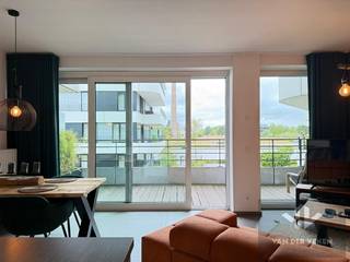 <strong>Dit appartement is beschikbaar vanaf 1 november 2026!<br />Vaste kosten: € 75,00 per maand + € 50,00 per maand provisie verwarming (je hebt zelf GEEN gascontract nodig!)<br />Autostaanplaats mogelijk bij te huren aan € 75,00 per maand! </strong><br /><br />Ontdek dit charmante en rustig gelegen appartement met twee slaapkamers, perfect voor wie op zoek is naar comfort én een groene omgeving.<br /><br />De leefruimte en open keuken bieden een prachtig uitzicht op het ruime terras, dat uitnodigt tot ontspannen momenten met zicht op de tuin en het water.<br /><br />Het appartement beschikt over twee slaapkamers, een praktische kelderberging en een eigen autostaanplaats. Dankzij de doordachte indeling geniet je van veel lichtinval en een aangename leefomgeving.<br /><br />Gelegen op wandelafstand van Quartier Bleu, winkels, horeca en het centrum zijn vlot bereikbaar, terwijl je toch geniet van de rust en privacy van deze unieke locatie.<br /><br />Het luxueuze, fantastisch gelegen appartement wacht vol ongeduld op een nieuwe bewoner. Surf naar www.vdv-vanderveken.be, kies bij "TE HUUR" voor dit pand en vul de kandidatenfiche in (klik in het gouden balkje op "Ik wil dit pand graag huren!"). Wij contacteren je voor een afspraak!