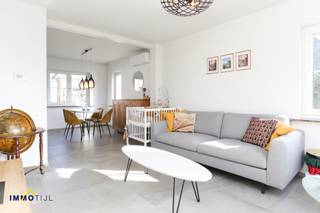 Instapklare starterswoning met garage en tuin op toplocatie!Deze gerenoveerde halfopen bebouwing is rustig gelegen in een kindvriendelijke woonwijk,...