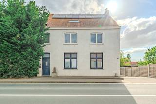 Maison à vendre avec 6 chambres, 3 salles de bains et centre de bien-être avec jacuzzi et piscine située le long de la Stationsstraat le long du canal Plassendale-Nieuport sur un terrain de 590 m². <br /><br />Disposition :<br />Rez-de-chaussée : <br />- hall d'entrée <br />- espace de vie<br />- cuisine <br />- salle de bain avec douche, baignoire et meuble vasque<br />- chambre 1<br /><br />Premier étage :<br />- salle de nuit <br />- salle de bain 2 avec douche et lavabo<br />- chambre 2 suivie d'un dressing <br />- chambre 3 <br />- chambre 4<br /><br />Grenier<br />- salle de nuit<br />- salle de bain 3 avec douche et lavabo<br />- chambre 5<br />- chambre 6 <br /><br />Sous-sol : <br />disposition : <br />- La maison est entièrement en sous-sol et dispose d'un espace bien-être (sauna et cabine infrarouge, ainsi qu'une douche à l'italienne et un vestiaire)<br />- localement avec des techniques <br />- local à vélos <br />- cave à vin<br /><br />La maison dispose d'un jardin avec plusieurs terrasses, d'une piscine, d'un jacuzzi, d'une allée menant au garage adjacent au jardin. <br /><br />Avantages :<br />- maison spacieuse avec de nombreuses possibilités<br />- sortie par un chemin de halage<br />- installations de bien-être, piscine et jacuzzi <br />- 30 panneaux solaires <br />- chauffe-eau solaire<br /><br /><br /><br /><br /><br /><br />Registre des mesures: en cours de demande