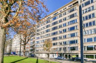 Ruim 2-slpk appartement met terras Gent Zuid<br /><br />Extra troeven:<br />✔ Bewoonbare oppervlakte van 90 m²<br />✔ EPC B<br />✔ Volledig vernieuwd en instapklaar<br />✔ Panoramisch uitzicht over de Gentse skyline en de drie torens<br />✔ Twee balkons<br />✔ Lift aanwezig<br />✔Mogelijkheid tot aankoop ondergrondse parkeerplaats inbegrepen (€ 25.000)<br />✔ Topligging nabij Gent-Zuid, winkels, horeca, openbaar vervoer en belangrijke invalswegen<br /><br />In een goed onderhouden residentie bevindt zich dit instapklare appartement, volledig vernieuwd in 2012.<br /><br />Bij het betreden van het appartement kom je terecht in een ruime inkomhal met ingebouwde vestiairekasten en een apart gastentoilet. De lichtrijke leefruimte baadt in natuurlijk licht dankzij de grote raampartijen en biedt meer dan voldoende plaats voor een comfortabele zithoek en gezellige eetruimte. Voor extra wooncomfort zijn de leefruimte en de keuken voorzien van elektrische screens. De warme parketvloer zorgt voor een tijdloze uitstraling.<br /><br />De vernieuwde keuken is uitgerust met kwalitatieve toestellen, waaronder een inductiekookplaat, oven, microgolfoven, dampkap, koelkast, vaatwasser en een stijlvol granieten werkblad.<br /><br />Het appartement beschikt over twee slaapkamers, elk met toegang tot een eigen balkon.<br /><br />Ook de badkamer werd met zorg vernieuwd en ingericht. Ze beschikt over een ruime inloopdouche, een moderne wastafel met granieten werkblad en praktische opbergruimte. Daarnaast zijn aansluitingen voorzien voor een wasmachine en droogkast.<br /><br /><br />Kijkmoment<br />📅 Zaterdag 25 juli tussen 11u en 15u enkel op afspraak <br />📞 Bel voor een afspraak na 17u. Kan ik niet opnemen, spreek dan gerust een boodschap in. Ik bel je zo snel mogelijk terug.<br /><br />Geen immo, aub. Verkoop rechtstreeks door eigenaar.<br />