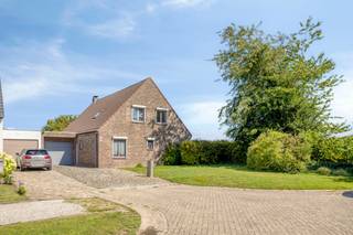 MAAK UW AFSPRAAK ONLINE VIA WWW.LISTINGS.BE. KIJKDAG 9 AUGUSTUS - RESERVATIE VERPLICHT.Deze polyvalente woning met bouwjaar 1985 bevindt zich in een...