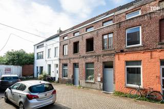 Deze gezellige rijwoning heeft 2 slaapkamers. De Speelmanstraat is een doodlopende straat, een zijstraat van de Zwijnaardsesteenweg. Een uitstekende locatie!<br /><br />Deze woning kan eveneens als totaalproject gezien worden icm nr 26, zie publicatie : https://topvastgoed.be/property/7808323/<br /><br />Het centrum van Gent is gemakkelijk te bereiken te voet en per fiets. Ook via het openbaar vervoer ben je op enkele minuten in de bruisende stad.<br />Door de nabijheid van het Sint- Pieters station geraak je via het openbaar vervoer overal. Uiteraard via de trein, maar ook tal van bussen en trams hebben daar hun haltes.<br />Supermarkten, scholen en restaurants zijn op wandel en/of fietsafstand terug te vinden.<br /><br />Ook het Citadelpark ligt werkelijk achter de hoek. Even rustig ontspannen, wandelen of genieten van de natuur...<br />Enerzijds is alles dichtbij, anderzijds kan je genieten van de rust. Een unieke combinatie in Gent!<br />Kortom, met de ligging van deze woning is een auto absoluut niet noodzakelijk.<br />Doch ben je op minder dan 5 min op alle belangrijke toegangswegen de E17, E40 en de R4<br /><br />Bij binnenkomst komen we terecht in de ruime leefruimte met open keuken. Op het gelijkvloers is er nog de badkamer met toilet voorzien. Via de keuken hebben we toegang tot het zuid gerichte terras (tuintje). Altijd fijn om te genieten met vrienden of familie van de buitenlucht.<br />Zowel op de eerste als op de tweede verdieping bevindt zich telkens een ruime slaapkamer.<br /><br />Extra troeven :<br />- Met zijn EPC D score is er geen renovatieplicht<br />- Mits de nodige opfrissing kan de woning volledig naar eigen smaak en stijl ingericht worden<br />- Een unieke opportuniteit om de woning als totaalproject te zien icm de aankoop van nr 26 = 5 slaapkamers in totaal<br />- Zomer of Winter, je kan het hele jaar door genieten van de buitenlucht<br /><br />Deze opportuniteit is ideaal voor wie in de stadsrand van Gent wil wonen. De indeling, de ruimtes en de aangename tuin bieden dit huis alles om er een echte thuis van te maken!<br /><br />Beschikbaar na akte.<br /><br />Interesse in deze TOPPER? Contacteer dan snel Topvastgoed voor een bezoek op het nummer 0475 700 700