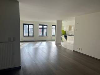 Ruim en lichtrijk appartement te huur met topligging in het centrum van Dendermonde, recht tegenover de Grote Markt. De grote leefruimte biedt...