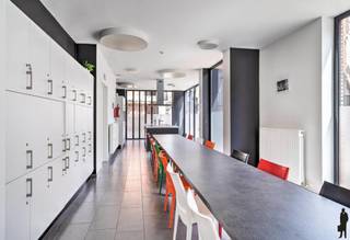 <strong>Bemeubelde studentenstudio nabij diverse campussen</strong><br /><br />Bent u op zoek naar een rendabele investering in studentenvastgoed? In het moderne studentencomplex VIA DAM bieden wij volledig bemeubelde studentenstudio's aan op een uitstekende locatie, op wandelafstand van Campus Ellermanstraat en Campus Spoor Noord. De studio is volledig ingericht en voorzien van een eigen badkamer, bureau, koelkast en een 1-persoonsbed (matras zelf te voorzien). De kwalitatieve afwerking, de moderne infrastructuur en de centrale ligging maken deze studio bijzonder aantrekkelijk voor zowel studenten als investeerders.<br /><br />Het complex ligt op een toplocatie nabij Park Spoor Noord, met openbaar vervoer op ongeveer 550 meter en een A-velo-station op slechts 120 meter afstand. Dankzij deze uitstekende bereikbaarheid geniet de studio van een sterk verhuurpotentieel. Bewoners beschikken over twee volledig uitgeruste gemeenschappelijke keukens met ontspanningsruimte, een ruim zonneterras met uitzicht op de Boerentoren, een ondergrondse fietsenstalling en een ondergrondse parking. Daarnaast zijn alle deuren voorzien van digitale BOLD-sloten, werd de centrale verwarming vernieuwd in 2025–2026 en zorgen camerabewaking in de gemeenschappelijke delen en op de parking voor een veilige woonomgeving.<br /><br />De maandelijkse provisie bedraagt €80 en omvat wifi (studenteninternet), water- en elektriciteitsverbruik, afvalophaling en het onderhoud van de gemeenschappelijke delen.<br /><br /><strong>Bijzonderheden:</strong><br />- Bemeubelde studentenstudio<br />- Potentiële huurprijs: €650/maand<br />- Digitale BOLD-sloten op alle deuren<br />- Vernieuwde centrale verwarming (2025–2026)<br />- Camerabewaking in de gemeenschappelijke delen en parking<br />- Twee gemeenschappelijke keukens en ruim terras<br />- Ondergrondse fietsenstalling en parking