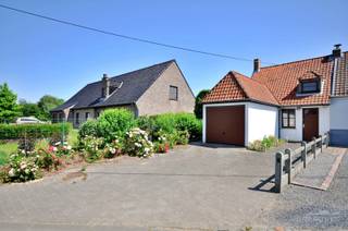 C'est dans l'agréable commune de Kluisbergen que se trouve cette charmante maison ! Elle bénéficie d'un emplacement idéal, à proximité de divers commerces de proximité, d'écoles et des transports en commun ! Elle est pourtant située dans un cadre extrêmement calme, avec vue sur les flancs du Kluisbos.<br /><br />Agencement : on entre dans la maison par le hall d'entrée avec des toilettes séparées pour les invités ; sur la gauche se trouve le spacieux salon qui communique avec la cuisine. Au rez-de-chaussée, on trouve également une chambre, un débarras et une salle de bains avec lavabo et douche à l'italienne. Au premier étage, il y a une deuxième chambre et un dressing.<br /><br />La maison dispose d'un jardin agréable offrant, à l'arrière, une vue magnifique sur la campagne. Elle comprend également un garage et un grand abri de jardin. La maison a déjà fait l'objet d'un contrôle électrique CONFORME.<br /><br />Intéressé(e) ? Contactez Kyamo De Smet : 0479 06 13 71 ou kyamo@immoroman.be