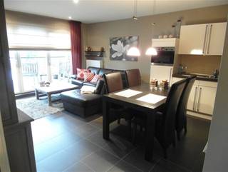 <strong>Gezellig en comfortabel appartement in het centrum van Geel.</strong><br /><br />Het appartement is prima gelegen op wandelafstand van de Markt, vlak bij winkels en openbaar vervoer. Er is ook een goede verbinding met de ringlaan.<br /><br />Het appartement bevindt zich op de eerste verdieping en er is een lift aanwezig.<br /><br />De mooie living heeft achteraan een groot schuifraam met toegang naar het terras. De open keuken is praktisch ingericht met kasten en toestellen (ijskast, combi-oven, diepvries, inductie, dampkap en dubbele spoelbak).<br /><br />Er is een ruime slaapkamer, een moderne badkamer met inloopdouche, een gastentoilet en een berging.<br /><br />Er is een private garagebox inbegrepen in de prijs.<br /><br />Bijzonderheden:<br />- EPC: A-label<br />- Beschikbaarheid: 1/12/2026