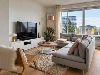 Dit charmante duplexappartement met 2 slaapkamers bevindt zich op een uitstekende locatie in het centrum van Knokke, vlakbij de restaurants en alle dagelijkse voorzieningen. Een ideale locatie voor wie graag alles binnen handbereik heeft.<br /><br />Via de inkomhal met vestiaire komt u terecht in de bijzonder lichtrijke woonkamer uitgevend op het zonnige terras met een adembenemend zicht. Dankzij de aangename lichtinval en de ruime oppervlakte vormt deze woonkamer een ideale plek om tot rust te komen. Aansluitend bevindt zich de volledig uitgeruste keuken met een gezellige ontbijthoek. Tevens is er een gastentoilet en een aparte berging.<br /><br />Op de bovenverdieping bevinden zich twee ruime slaapkamers, beide voorzien van ingebouwde kasten. Eén van de slaapkamers beschikt bovendien over een ensuite douchekamer. Verder is er op deze verdieping nog een aparte, ruime badkamer met wastafel.<br />In de ondergrond bevindt zich een aparte private kelder en een gemeenschappelijke fietsenberging.<br />De combinatie van de praktische indeling en de centrale ligging maakt dit appartement bijzonder aangenaam om in te wonen.<br /><br />Mogelijkheid om een ruime garagebox (175 €/maand) bij te huren in de residentie!<br />Vrij vanaf 01/12/2026<br /><br /> 