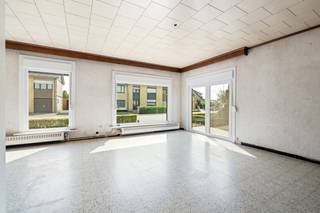 [[ DIT PAND NEEMT DEEL AAN DE ERA OPEN HUIZEN DAG OP 19/9 VAN 14:30 TOT 15:30 ]]
<p>Op zoek naar een bungalow met potentieel op een uiterst rustige locatie? Maak kennis met deze bungalow gelegen in de Pelikaanlaan 1 in Zelzate.</p>

<p>Deze woning biedt dankzij haar gelijkvloerse indeling en rustige ligging een uitstekende basis voor wie op zoek is naar een comfortabele thuis die volledig naar eigen smaak kan worden gemoderniseerd.</p>

<p>De bungalow beschikt over 3 slaapkamers, waardoor er voldoende ruimte is voor een gezin, een bureau of hobbyruimte. De praktische indeling maakt de woning bovendien bijzonder geschikt voor wie graag alle leefruimtes op één niveau heeft.</p>

<p>Een belangrijke troef is de inpandige garage, die niet alleen zorgt voor veilig parkeren, maar ook extra bergruimte en praktische mogelijkheden biedt.</p>

<p>De woning dient gemoderniseerd te worden, maar biedt hierdoor net de kans om een woning te creëren die volledig aansluit bij uw eigen woonwensen en stijl.<br /><br /><strong>Troeven</strong></p>

<ul><li><strong>Uiterst rustige ligging</strong></li><li><strong>Inclusief zonnepanelen</strong></li><li><strong>Bungalow met alles op één niveau</strong></li><li><strong>3 slaapkamers</strong></li><li><strong>Voldoende parkeergelegenheid</strong></li><li><strong>Inpandige garage</strong></li><li><strong>Interessant renovatie- en moderniseringspotentieel</strong></li><li><strong>Ideale basis voor wie een woning volledig naar eigen smaak wil inrichten</strong></li></ul>

<p><strong>UW DROOMWONING? ZO GEVONDEN!</strong></p>