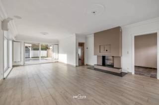 Ontdek deze prachtig gerenoveerde bungalow op een uiterst rustige ligging, waar comfort, ontspanning en energiezuinig wonen perfect...