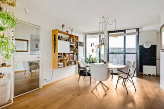 <p>Linkeroever heeft iets wat de andere kant van de Schelde niet kan evenaren: ruimte. Brede lanen, groene pleinen en dat gevoel van adem te kunnen halen, midden in de stad, maar net erbuiten.</p>
<p>Dit appartement aan de Blancefloerlaan pakt het nog een stap verder. Gelegen vooraan op de Middenvijver, met een uitzicht dat je elke ochtend opnieuw doet stilstaan. Groen, lucht en beweging, een levend schilderij dat met elk seizoen van karakter verandert.</p>
<p>Binnenstappen doe je in een appartement met stijl. Parketvloer onder je voeten, twee volwaardige slaapkamers en een vernieuwde badkamer die klaar is voor gebruik. Warm, verzorgd en precies goed. De keuken is volledig uitgerust en klaar om gezellig te kokerellen.</p>
<p>Maar het echte geheim? Een zuidterrasn voor de lange, luie namiddagen in de zon.</p>
<p>Een kelderberging zorgt voor de nodige opbergruimte. En voor wie zijn wagen ook een goed thuis wil geven: er is de mogelijkheid om een garagebox aan te kopen (zonder verplichting), maar wie hem ziet, wil hem.</p>
<p>Linkeroever op zijn allermooist. Met een uitzicht dat nooit verveelt.</p>
<p><strong>Troeven:</strong><br />– Vooraan op de Middenvijver<br />– EPC: 79kWh/m2<br />– Vernieuwde badkamer<br />– Parketvloer<br />– Kelderberging<br />– Optionele garagebox</p>
<p></p>
