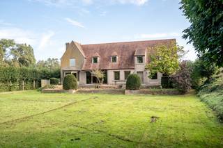 In het landelijk gelegen Lapscheure (Damme) bevindt zich langs de Lapscheurestraat dit stijlvol landhuis te koop op een perceel van 7.550m²...