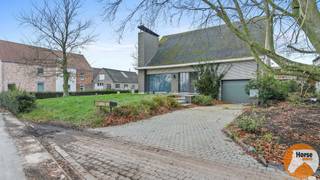 <strong>SINT-KATELIJNE-WAVER - Ruime woning met serre en loods op 2,93 hectare!</strong><br /><br />Droom je van ruimte en comfort? Deze ruime woning, gebouwd in 1972, heeft een bewoonbare oppervlakte van 226 m² en beschikt over 4 slaapkamers en 2 badkamers. Daarnaast vind je er een berging, een terras en een inpandige garage. Met de nodige renovatie kun je hier een oase van rust en comfort creëren.<br /><br />Gelegen op een uitgestrekt terrein van maar liefst 2 hectare, 93 are en 77 centiare, word je omringd door groen en stilte. De ruime loods van 284 m² (ongeveer 20 m x 14 m) en de serre bieden talloze mogelijkheden.<br /><br />Op het terrein zijn verschillende regenwaterputten en een opvangbekken voor water aanwezig, wat bijdraagt aan een duurzame levensstijl en lagere kosten. De gronden grenzen direct aan de woning en de serre, waardoor je optimaal kunt genieten van je eigen stukje natuur en privacy.<br /><br />Deze woning ligt in het pittoreske Sint-Katelijne-Waver, nabij ruiterpaden en biedt de perfecte balans tussen landelijke rust, recreatie en de nabijheid van alle voorzieningen. Winkels, scholen en recreatiemogelijkheden zijn binnen handbereik, zodat je kunt genieten van het beste van twee werelden.<br /><br />Mis deze unieke kans niet om jouw droomhuis te verwerven! Neem contact met ons op voor meer informatie of om een bezichtiging in te plannen. Jouw nieuwe thuis wacht op je!