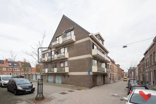 Welkom in hartje Leuven! <br /><br />Deze charmante studio biedt het beste van twee werelden: de levendige energie van het stadscentrum en de rust van een kalme buurt.<br />Geniet van de privacy en gemak van jouw eigen ruimte, compleet met alle voorzieningen die je nodig hebt voor een comfortabel verblijf. Ook een eigen terras ontbreekt hier niet, hier kan je bij thuiskomst genieten van de ondergaande zon. <br /><br />Of je nu een student bent die op zoek is naar een stille plek om te studeren of een professional die op zoek is naar een leuk stekje, deze studio is perfect voor jou.<br />De ligging in het centrum van Leuven betekent dat je op wandelafstand bent van alle voorzieningen, waaronder winkels, restaurants, cafés, en culturele bezienswaardigheden. Alles wat je nodig hebt is binnen handbereik.<br /><br />Huur 685 euro per maand + 75 euro provisie gemeenschappelijke kosten, verwarming en water. Elektriciteit is individueel.<br /><br />Onmiddellijk beschikbaar<br /><br />Mis deze kans niet en neem vandaag nog contact met ons op voor een bezichtiging via 016 23 21 45 of info@bvm-vastgoed.be.