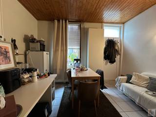 PLAN UW BEZOEK IN VIA ONZE WEBSITE: WWW.IMMOBOSS.BEDit gezellig beluikhuisje is gelegen in een cité van 21 identieke woningen met gemeenschappelijke...