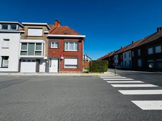 [[ DIT PAND NEEMT DEEL AAN DE ERA OPEN HUIZEN DAG OP 13/6 VAN 14:30 TOT 15:30 ]]
Op een gunstige locatie dichtbij het centrum van Wevelgem bevindt zich deze charmante hoekwoning met tuin en een afzonderlijke ruime garage.<br />De woning biedt veel mogelijkheden voor mensen die niet bang zijn om de handen uit de mouwen te steken. <br />Is deze woning iets voor jou? Neem dan zeker contact op!<br /><br /><strong>Indeling </strong><br />Inkom, eetkamer/woonruimte, keuken, afzonderlijk toilet<br /><br /><strong>1e verdiep </strong><br />badkamer, 2 slaapkamers, dressing/berging<br /><br />Zolder met mogelijkheid tot extra 2 slaapkamers, garage, kelder, tuinhuis <br /><br /><strong>Troeven </strong>
<ul><li>Gunstige ligging </li><li>garage </li><li>grote zolder</li><li>tuin</li></ul>
Renovatieplicht