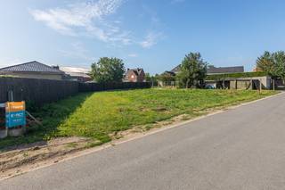 Mooi gelegen perceel van 720 m² met tal van mogelijkheden (meergezinswoning, koppelwoning, open bebouwing, ...) en zonder bouwverplichting.