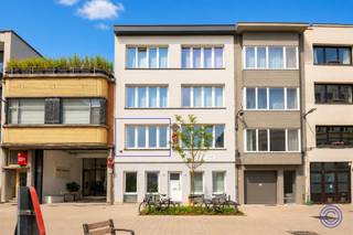 <p><span>Informatie Appartement</span></p><p><span>Dit gezellig 1-slaapkamerappartement in de populaire Sint-Andrieswijk is een buitenkans voor jonge starters én slimme investeerders. De lichtrijke leefruimte met kwalitatieve parketvloer geniet van een open en groen uitzicht en biedt voldoende plaats voor een comfortabele zit- en eethoek. De open keuken is praktisch ingericht en uitgerust met een gasvuur, dampkap, dubbele inox spoelbak, ruime koelkast, diepvriezer en aansluiting voor een wasmachine. Achteraan het appartement bevindt zich de rustige slaapkamer, eveneens afgewerkt met parketvloer. Verder beschikt het appartement over een badkamer met regendouche en lavabomeubel, evenals een apart gastentoilet. Een ruime privatieve kelderberging is inbegrepen in de aankoopprijs. Daarnaast beschikt het gebouw over een gemeenschappelijke fietsenberging. Het appartement maakt deel uit van een verzorgd en kleinschalig gebouw met slechts twee appartementen per verdieping. Dankzij de centrale ligging bevinden restaurants, cafés, winkels, musea en openbaar vervoer zich letterlijk om de hoek. Het appartement is momenteel verhuurd voor 710 euro/maand excl. kosten.</span></p><p><span> </span></p><p><span>Indeling</span></p><ul><li><span>Uitnodigde leefruimte met kwalitatieve parketvloer en een aangenaam open en groen uitzicht. De leefruimte is praktisch ingedeeld in een gezellige zit- en eethoek.</span></li><li><span>Open keuken met ruim werkblad, uitgerust met een gasvuur, dampkap, dubbele inox spoelbak, grote koelkast en diepvriezer.</span></li><li><span>Rustige slaapkamer achteraan het appartement, afgewerkt met parketvloer.</span></li><li><span>De hal is voorzien van grote ingebouwde kasten.</span></li><li><span>Badkamer voorzien van een lavabomeubel met spiegelkast en een regendouche.</span></li><li><span>Apart gastentoilet met handenwasser.</span></li></ul><p><span> </span></p><p><span>Extra's</span></p><ul><li><span>Ruime privatieve kelderberging inbegrepen in de aankoopprijs.</span></li><li><span>Gemeenschappelijke fietsenberging aanwezig.</span></li><li><span>Parlofoon aanwezig.</span></li></ul><p><span> </span></p><p><span>Algemene Informatie</span></p><ul><li><span>Huurprijs: 710 euro/maand</span><ul><li><span>De initieel overeengekomen huurprijs van 750 euro is inclusief de verbruikkosten van het appartement. De verhuurder en huurder zijn overeengekomen om de huurprijs aan te passen naar 710 euro/maand (niet geïndexeerd) en de verbruikkosten volledig ten laste van de huurder te leggen.</span></li></ul></li><li><span>Startdatum: 1 december 2020</span></li></ul><p><span> </span></p><ul><li><span>Maandelijkse kosten: 116,25 euro/maand (PRIVATIEF waterverbruik van het appartement, onderhoud en verbruik van de gemeenschappelijke delen, syndicus, verzekering, enz.).</span></li><li><span>Reservekapitaal: 36 euro/maand.</span></li><li><span>Individuele meters voor elektriciteit en gas.</span></li><li><span>Collectieve watermeter met tussenmeters.</span></li></ul><p><span> </span></p><ul><li><span>EPC: label B.</span></li><li><span>Elektrische keuring: niet conform AREI.</span></li><li><span>Asbestattest: in aanvraag.</span></li></ul><p><span> </span></p><p><span>Gebouw</span></p><ul><li><span>Goed onderhouden gebouw bestaande uit een kelderverdieping met privatieve bergingen, een gelijkvloers en drie verdiepingen met telkens twee appartementen. </span></li><li><span>Kleinschalige residentie. </span></li></ul><p><span> </span></p><p><span>Ligging</span></p><ul><li><span>Gelegen in de populaire Sint-Andrieswijk, midden in het historische stadscentrum van Antwerpen. </span></li><li><span>Tal van gezellige restaurants, bars, musea, winkels en openbaar vervoer bevinden zich op wandelafstand. </span></li><li><span>Mobiscore: 9,7/10.</span><span> </span></li></ul><p><span> </span></p><p><span>*De informatie in deze prospect is ter informatieve titel: de kandidaat-kopers moeten hun eigen zaak maken van het verkrijgen, controleren en interpreteren van deze informatie.</span></p><p><span> </span></p>