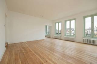 ENKEL BEZOEKEN MOGELIJK DOOR ONDERSTAANDE LINK VOLLEDIG EN CORRECT IN TE VULLEN:<br />https://mijnhuurprofiel.be/property/a9dbd56b-5ec3-4053-9073-ca0f5a736b1c/login<br /><br /><strong>Luxueus duplexappartement met uitzicht op Kathedraal en Boerentoren aan de Groenplaats</strong>
<p>Op een van de meest iconische locaties van Antwerpen, pal aan de Groenplaats, bevindt zich dit volledig gerenoveerde duplexappartement. Het appartement combineert authentieke charme, moderne luxe en een topligging tot een uitzonderlijke woonervaring.</p>
<p>Bij het verlaten van de lift komt u op een discrete, gezamenlijke gang die toegang geeft tot slechts twee appartementen. Om dit appartement te betreden, opent u eerst een deur naar de binnenkoer, waarna de eigenlijke ingang van het appartement zich voordoet.</p>
<p>Bij binnenkomst leidt een trap u naar de bovenverdieping. Links van de trap bevindt zich een praktische opbergplaats met aansluiting voor wasmachine en droogkast. Daarna volgt een gastentoilet, netjes geïntegreerd in het ontwerp. Verderop ligt een ruime slaapkamer met ingebouwde kasten, aansluitend een stijlvolle badkamer met douche en lavabo. De kamer en badkamer zijn prachtig afgewerkt met authentieke houten balken, wat karakter en warmte toevoegt.</p>
<p>Aan de overzijde van de gang bevindt zich een tweede badkamer met ligbad en dubbele lavabo, eveneens afgewerkt met warme materialen. Verder op deze verdieping vindt u twee extra slaapkamers, beide met ingebouwde kasten en hoogwaardige afwerking, perfect voor kinderen, gasten of een thuiskantoor.</p>
<p>Wanneer u terugwandelt richting de inkomdeur, komt u in een royale ruimte die zowel dienst kan doen als stijlvolle inkomhal, maar ook perfect als verlengde van de woonkamer. Deze ruimte is bijzonder elegant dankzij het hoge, sierlijke plafond en de grote ramen die zorgen voor veel licht. Vanuit hier opent zich de ruime, lichtrijke woonkamer met een prachtig uitzicht op de Kathedraal, de Boerentoren en de Groenplaats, een werkelijk iconisch stadsdecor.</p>
<p>Aansluitend bevindt zich een halfopen, volledig uitgeruste keuken, afgewerkt met moderne materialen en veel opbergruimte. Deze keuken is naadloos geïntegreerd in de leefruimte, waardoor koken en entertainen moeiteloos samenkomen. Verder beschikt het appartement over een tweede gastentoilet en extra bergruimte.<br /><br /><strong>Praktische informatie</strong></p>
<ul>
<li>
<p>Gemeenschappelijke kosten: €150/maand (onderhoud, elektriciteit gemene delen, poetsen, lift)</p>
</li>
<li>
<p>Individuele meters</p>
</li>
<li>
<p>Hoogwaardige afwerking</p>
</li>
<li>
<p>Authentieke houten balken</p>
</li>
<li>
<p>Zonnepanelen</p>
</li>
<li>
<p>Lift aanwezig</p>
</li>
<li>
<p>Toegang tot gemeenschappelijke fietsenstalling</p>
</li>
</ul>
<p>Dit duplexappartement biedt een uitzonderlijke combinatie van ruimte, licht, luxe en een iconische ligging in het hart van Antwerpen — perfect voor wie exclusief, stijlvol en comfortabel wil wonen.</p>
<p>Voor meer informatie of een discrete bezichtiging kan u contact opnemen met Xander via xander@reds.be</p>