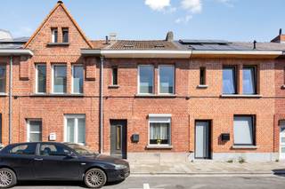 Bent u op zoek naar een woning die u volledig naar eigen smaak kunt renoveren? Dan is deze gesloten bebouwing zeker een bezoek waard.<br /><br />De woning beschikt over PVC-ramen met dubbele beglazing en het dak werd vernieuwd in 2000, waardoor reeds enkele belangrijke investeringen zijn uitgevoerd. Verder biedt de woning een degelijke basis en tal van mogelijkheden om ze om te vormen tot een hedendaagse en energiezuinige gezinswoning.<br /><br />Indeling:<br />Gelijkvloers: <br />- inkomhal<br />- leefruimte <br />- keuken<br />- veranda<br />- badkamer<br /><br />Eerste verdieping:<br />- nachthal<br />- 2 slaapkamers <br /><br />De zolderverdieping is bereikbaar via de vaste trap en kan nog ingericht worden naar 2 slaapkamers. <br /><br />Ben jij nu op zoek naar deze gesloten bebouwing met tal van mogelijkheden? <br />Plan vandaag nog je bezoek.<br /><br />Meer informatie of een bezoek aanvragen?<br />Schrijf u in via de link ( ) of neem rechtstreeks contact op met Robbe via robbe.van.der.cammen@albert.immo of 0498 26 28 49.