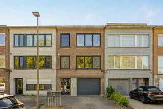 Studio met grote stadskoer in een groene omgevingIn de Biesheuvellaan woon je rustig, met veel groen rondom en toch alles dichtbij. Winkels, scholen...