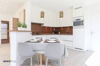 Deze knappe woning met 3 slaapkamers bevindt zich in een rustige en kindvriendelijke wijk te Lebbeke.Gelijkvloers: inkomhal met apart toilet,...