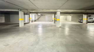 Ideaal gelegen in het hart van Brussel, in een recent en beveiligd gebouw, bieden wij twee parkeerplaatsen te koop aan voor €28.000 per plaats.De...