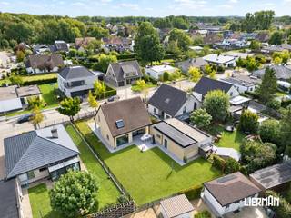 Gelegen in een rustige en gegeerde residentiële woonwijk, op een boogscheut van het centrum van Aalst, bevindt zich deze tijdloze en stijlvolle open bebouwing op een mooi perceel van 6a 65ca. Dankzij de centrale ligging bevinden winkels, scholen, openbaar vervoer en belangrijke verbindingswegen zich allemaal binnen handbereik. <br /><br />De woning werd begin jaren 2000 gebouwd met oog voor smaak, kwaliteit en detail. Bij het binnenkomen wordt u verwelkomd in een imposante inkomhal met een stijlvolle glazen trappartij, een afzonderlijk toilet en een aangename natuurlijke lichtinval. Vooraan bevindt zich een afzonderlijk bureel, ideaal voor wie thuis in alle rust wil werken. <br /><br />Aan de achterzijde van de woning bevinden zich de lichtrijke leefruimtes, die volledig gericht zijn naar de tuin. De ruime leefruimte biedt plaats aan zowel een comfortabele zithoek als een royale eetplaats en sluit mooi aan op de leefkeuken. Dankzij de grote raampartijen geniet u hier volop van het zicht op de tuin en van een aangename hoeveelheid natuurlijk licht. Vanuit de leefruimtes heeft u rechtstreeks toegang tot het terras en de tuin, waardoor binnen en buiten mooi in elkaar overvloeien. <br /><br />Op de eerste verdieping bevinden zich drie bijzonder ruime slaapkamers, een badkamer met ligbad, douche met jets en een praktisch lavabomeubel. Ook de ruime overloop biedt extra comfort en bewegingsruimte. <br /><br />Aan bergruimte is er hier geen gebrek. Naast een ruime stockagezolder, momenteel bereikbaar via een uitschuifbare trap, beschikt de woning over een bijzonder ruime kelderverdieping. Deze is rechtstreeks toegankelijk via een volwaardige trap en is perfect droog en praktisch ingericht. De kelder biedt onder meer ruimte voor een wasplaats en beschikt daarnaast over heel wat extra mogelijkheden voor stockage, hobby's of andere doeleinden. <br /><br />Als extra troef beschikt de woning over een ruime dubbele garage en een grote oprit, waardoor parkeren en het stallen van meerdere voertuigen bijzonder comfortabel is. <br /><br />Een stijlvolle en ruime gezinswoning die ruimte, licht, comfort en een uitstekende ligging op een aangename manier combineert. Een bezoek is dan ook absoluut de moeite waard. Plan snel uw bezoek via info@immolierman.be of op 053 89 99 66.